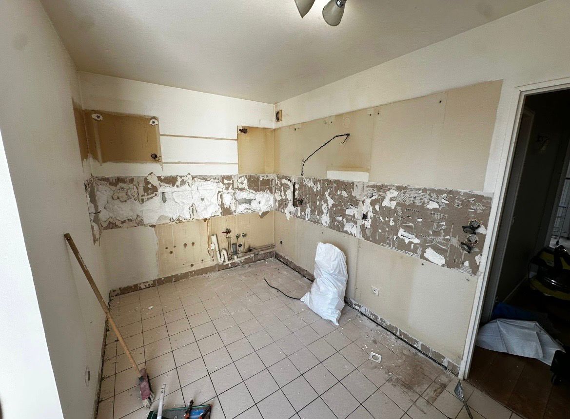 Cuisine en cours de démolition — avant rénovation