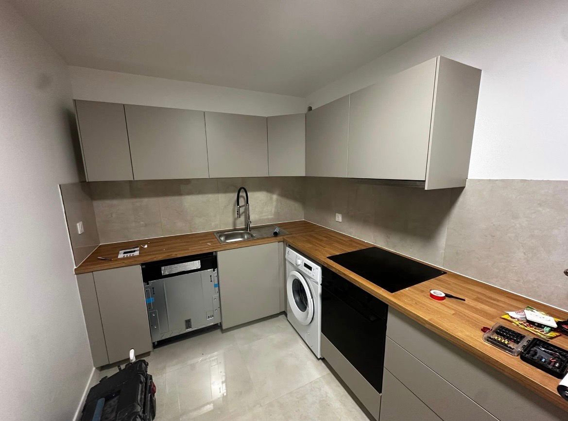 Cuisine grise mate avec plan de travail bois — après rénovation