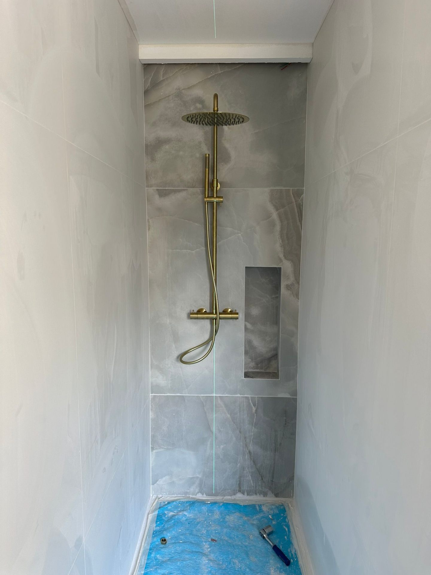 Douche italienne avec robinetterie or brossé en rénovation