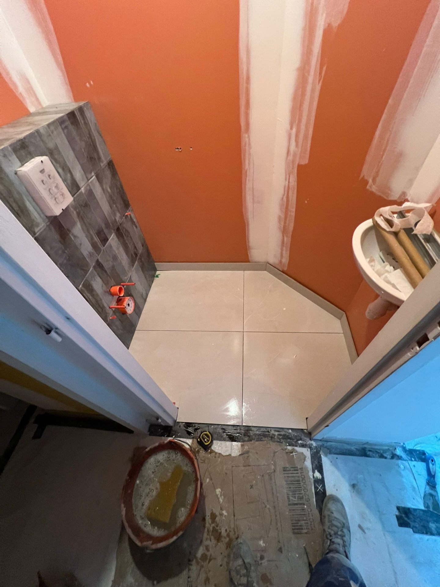Carrelage de douche italienne en cours de finition par NOVELON