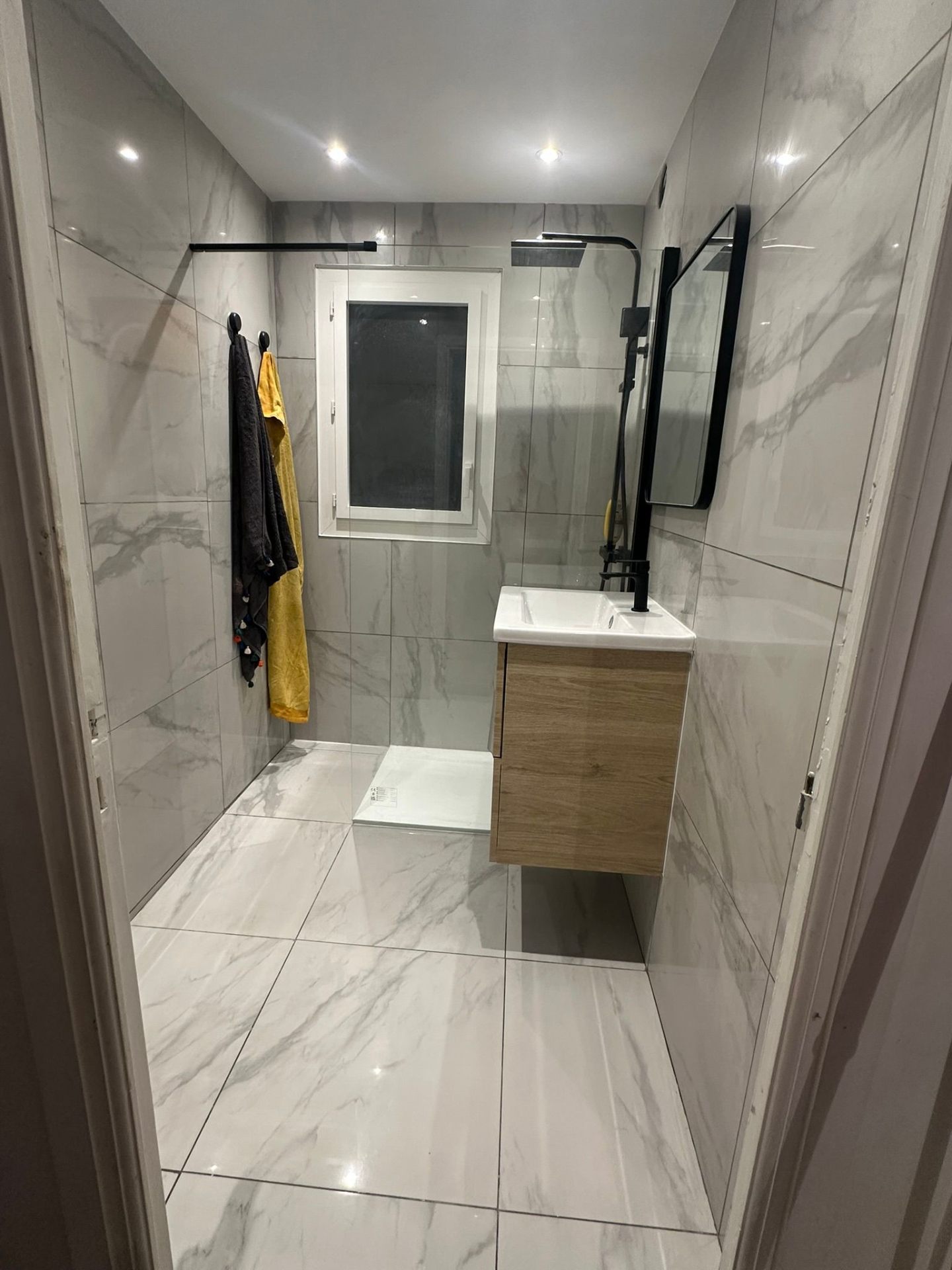 Salle de bain marbre et douche italienne
